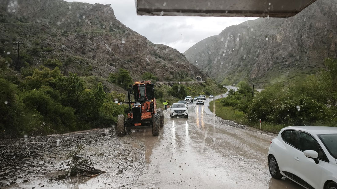 Erzincan-Kemah karayolunda meydana gelen toprak kayması nedeniyle kapanan yol, ekiplerin