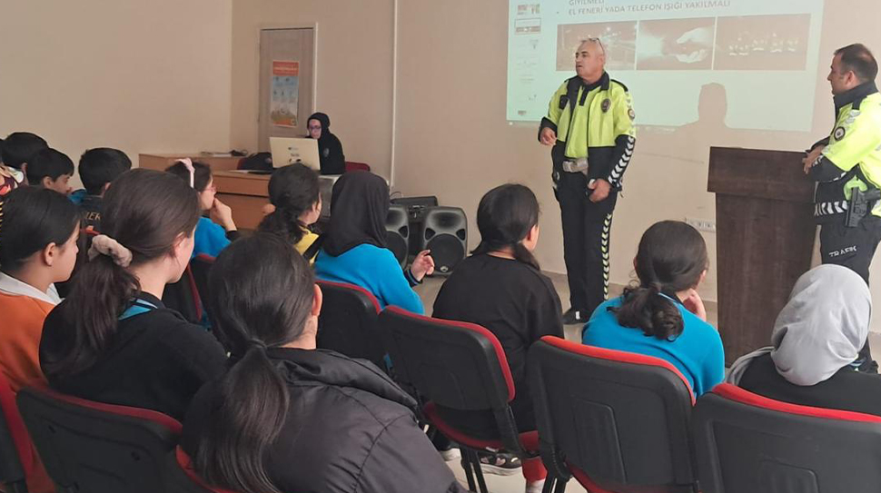 Üzümlü İmam Hatip Ortaokulu’nda öğrencilere Trafik Haftası etkinlikleri kapsamında trafik