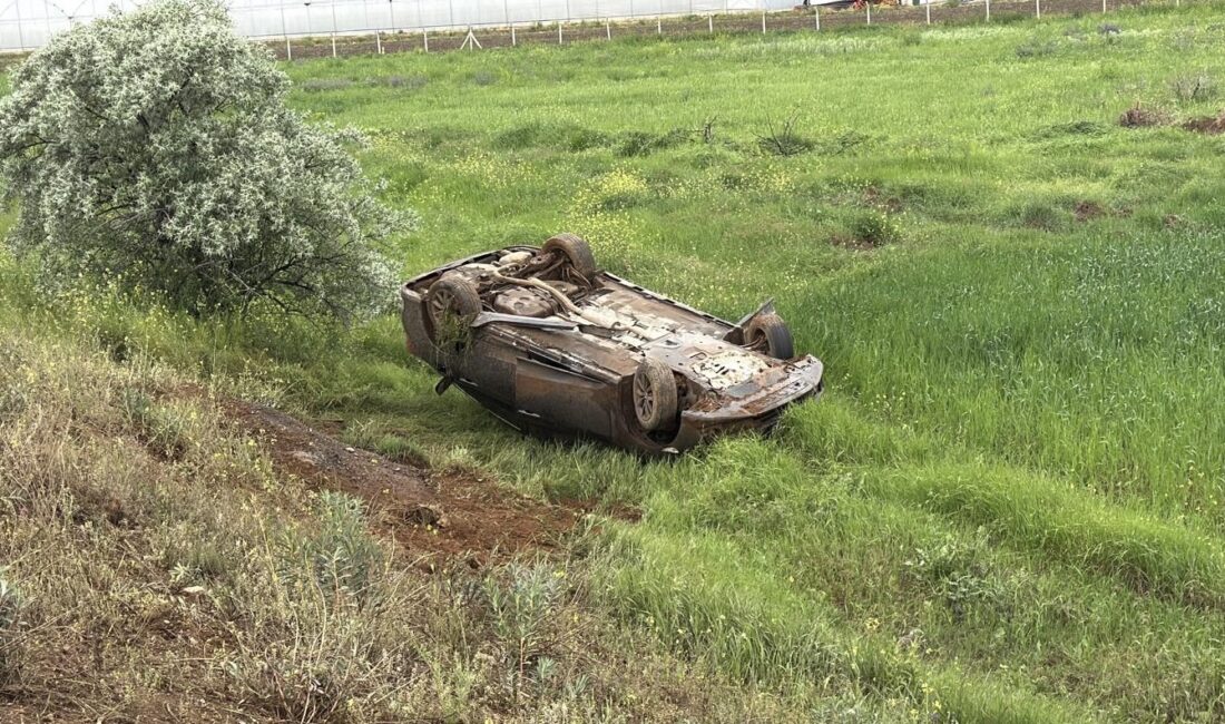 Erzincan’da kontrolden çıkarak şarampole devrilen otomobildeki 2’si çocuk 4 kişi