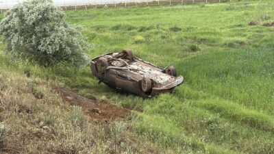 Erzincan’da kontrolden çıkarak şarampole devrilen otomobildeki 2’si çocuk 4 kişi