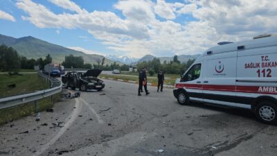Erzincan’da meydana gelen trafik kazasında, iki otomobilin çarpışması sonucu 4