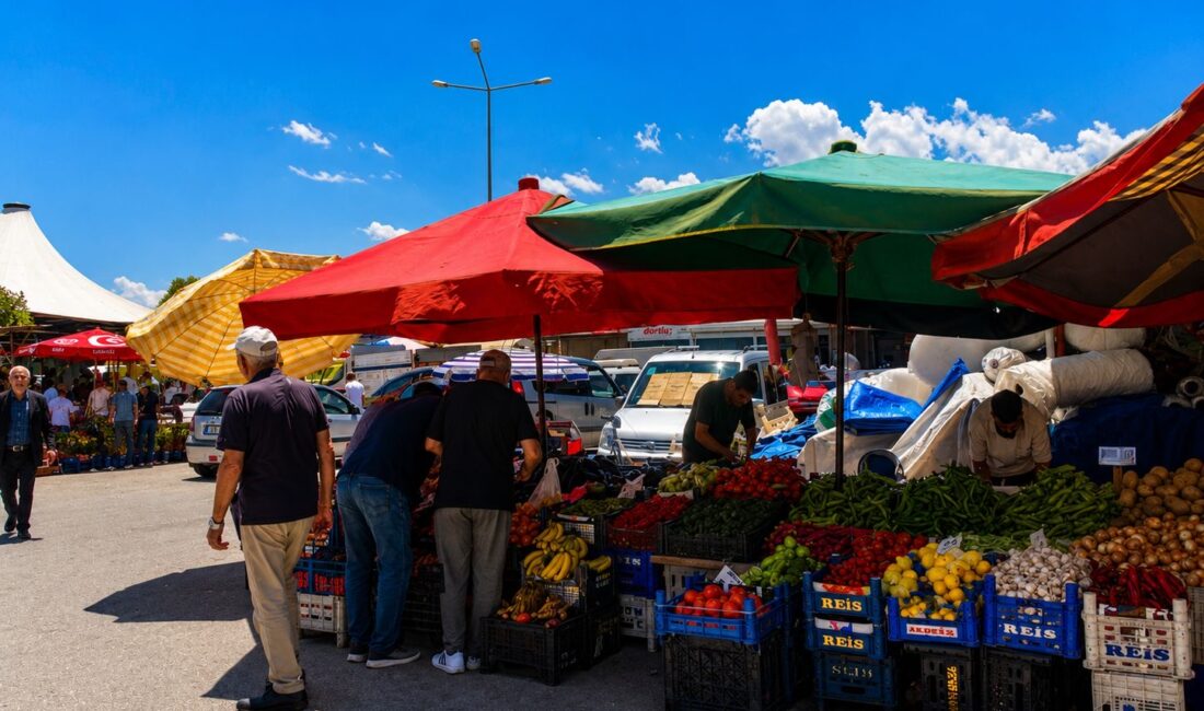Erzincan’da&nbsp;geleneksel ticaret merkezlerinden biri olan tarihi Buğday Meydanı’nda yoğunluk yaşanıyor.