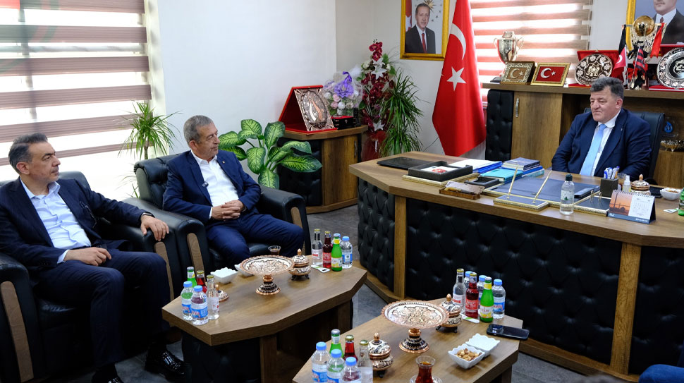 Yeni sezon öncesi Erzincanspor’a moral ziyareti gerçekleştiren Erzincan TSO, kulübe