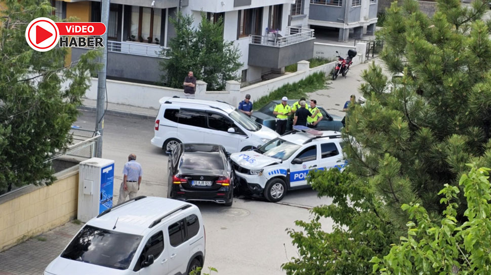 Erzincan merkez Cumhuriyet Mahallesi’nde meydana gelen trafik kazasında, devriye görevindeki