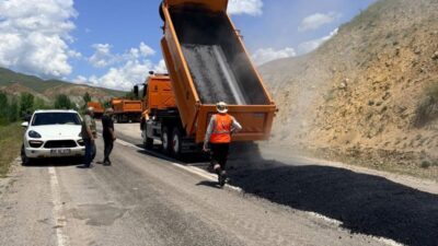 Erzincan’ın Otlukbeli ilçesinde ulaşım konforunu artıracak Çayırlı-Otlukbeli Karayolu’ndaki asfaltlama çalışmaları