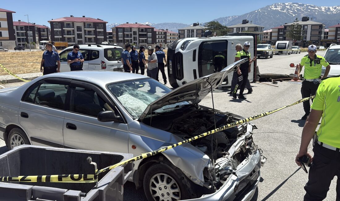 Erzincan’da otomobil ile kamyonetin çarpışması sonucu meydana gelen trafik kazasında