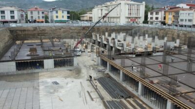 Erzincan Belediyesi’nin kentin kalbinde başlattığı dönüşüm projesinde çalışmalar gece gündüz