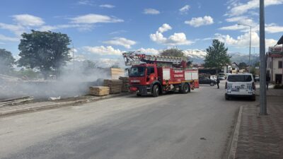 Erzincan’da keresteciler bölgesinde boş alanda çıkan yangın paniğe neden oldu.