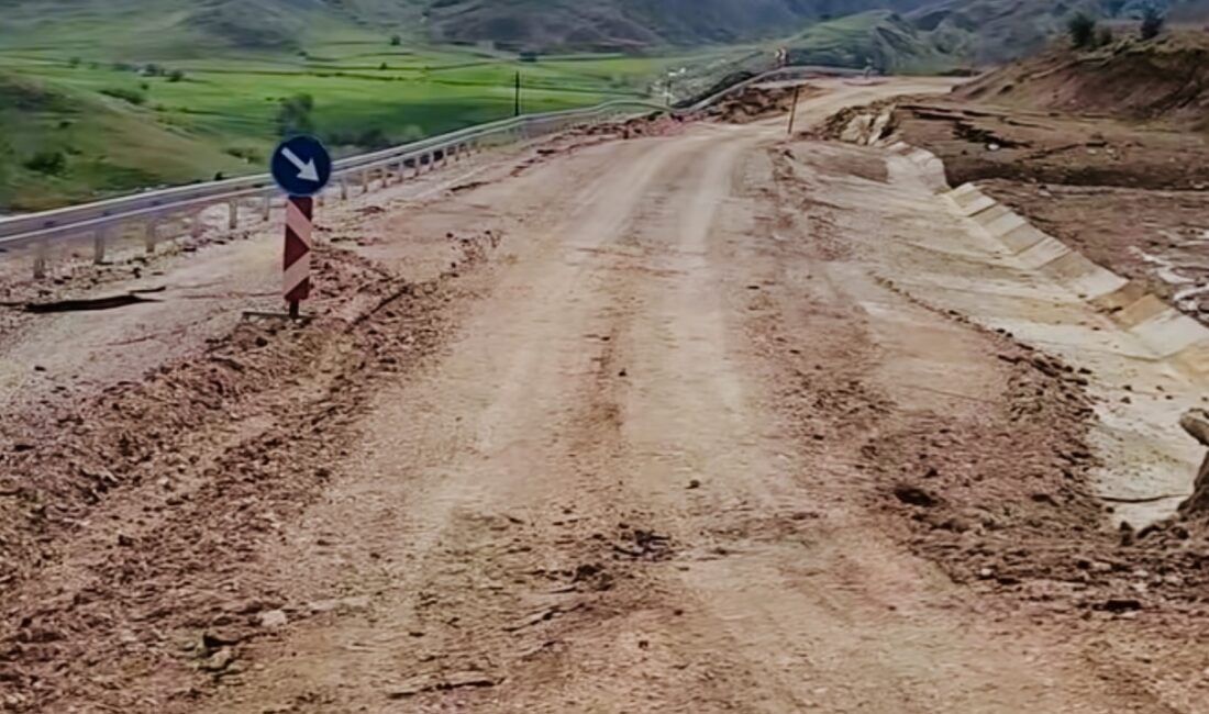 Erzincan’ın Çayırlı ilçesini kente bağlayan güzergahlardan birinde yol çökmesi meydana