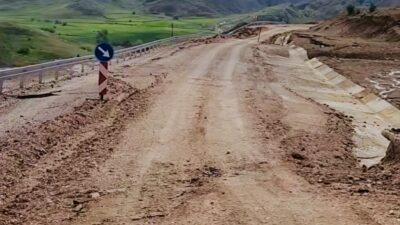 Erzincan’ın Çayırlı ilçesini kente bağlayan güzergahlardan birinde yol çökmesi meydana