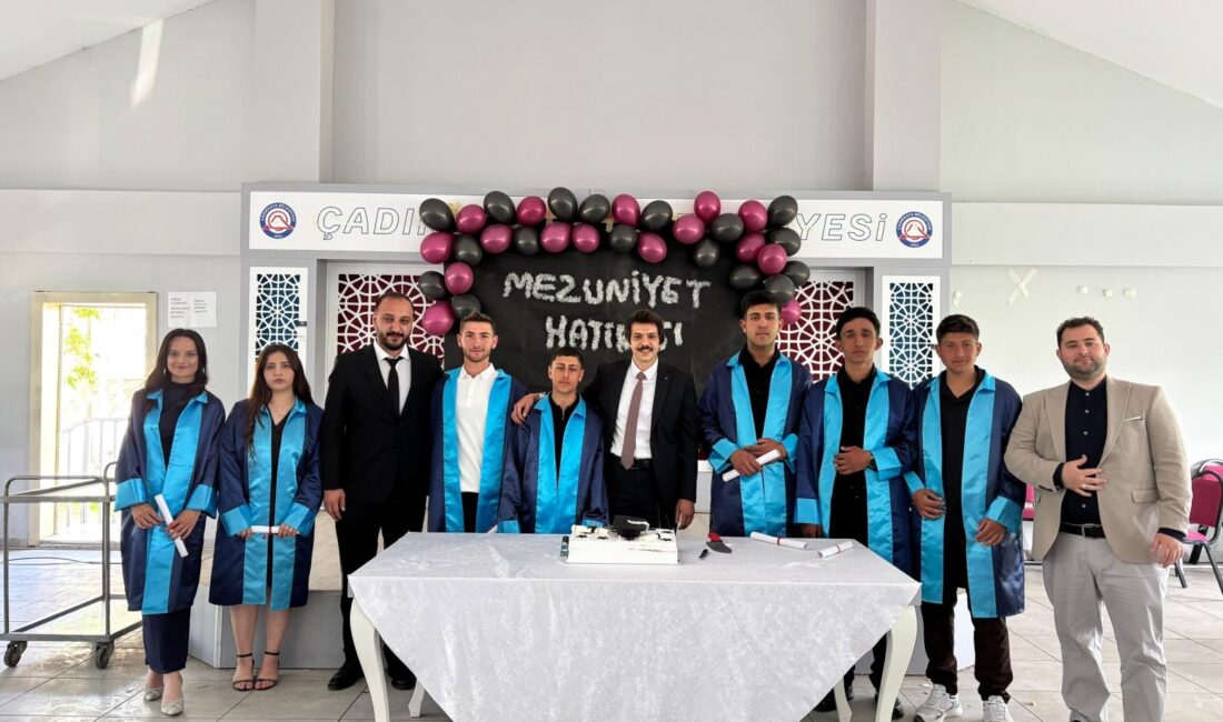 Çadır Kaya Çok Programlı Anadolu Lisesi’nde düzenlenen mezuniyet töreninde öğrenciler