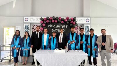 Çadır Kaya Çok Programlı Anadolu Lisesi’nde düzenlenen mezuniyet töreninde öğrenciler