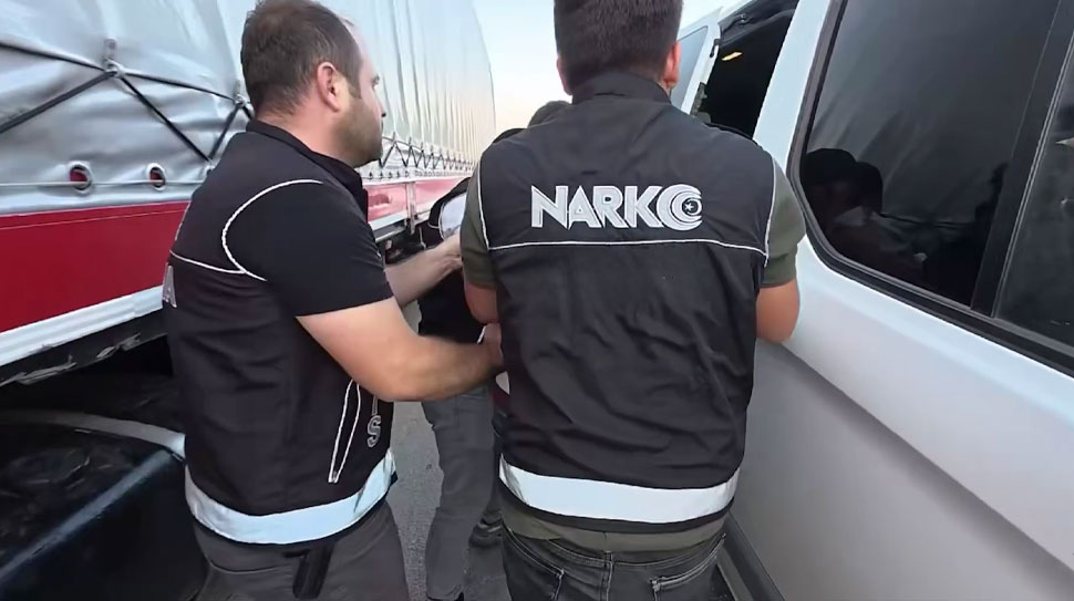 Türkiye genelinde uyuşturucu madde satıcılarına ve sokak satıcılarına yönelik yürütülen