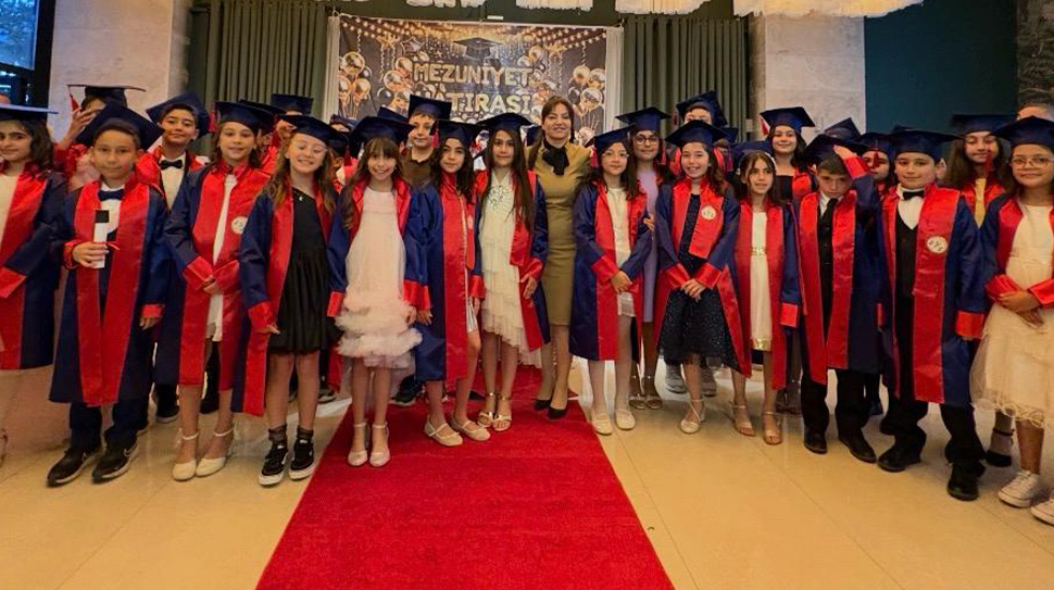 Erzincan Gazi İlkokulu 4/B sınıfı öğrencileri, velilerinin katkılarıyla düzenlenen mezuniyet