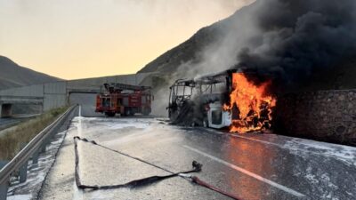 Erzincan-Sivas karayolunda seyir halindeyken alev alan boş yolcu otobüsü, itfaiye