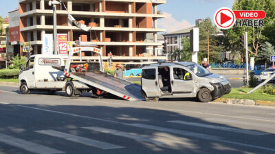 Erzincan merkez Halitpaşa Caddesi üzerinde iki minivan ticari aracın çarpışması