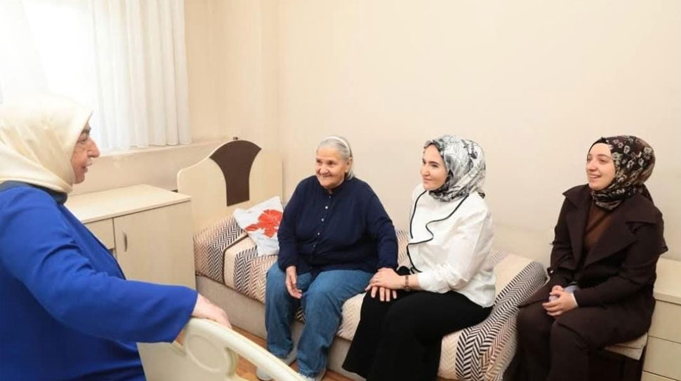 Erzincan’da Semiha Yıldırım’ın ev sahipliğinde düzenlenen programda huzurevinde kalan yaşlılar