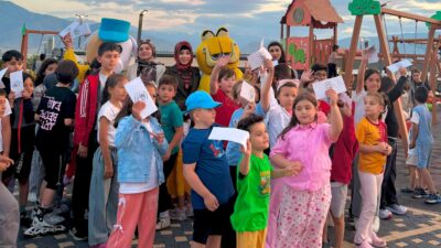 Esentepe Mesire Alanı’nda piknik yapan ailelerin çocukları, düzenlenen renkli etkinlikle