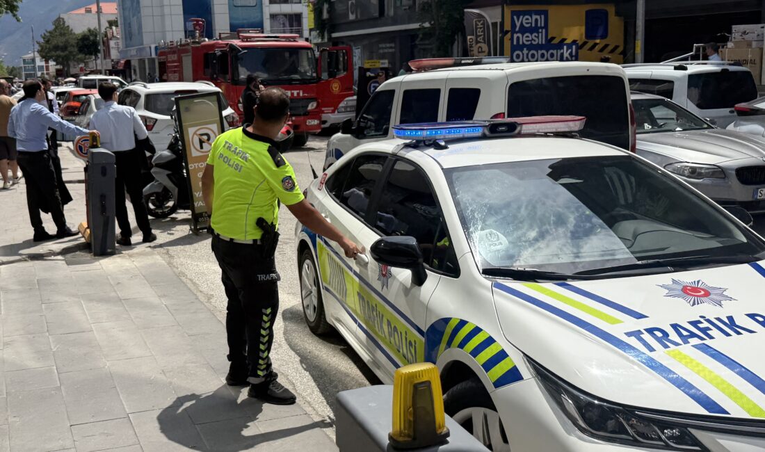 Erzincan’da kapalı bir otoparkta araçtan çıkan duman tedirginlik yaratırken, vatandaşlar