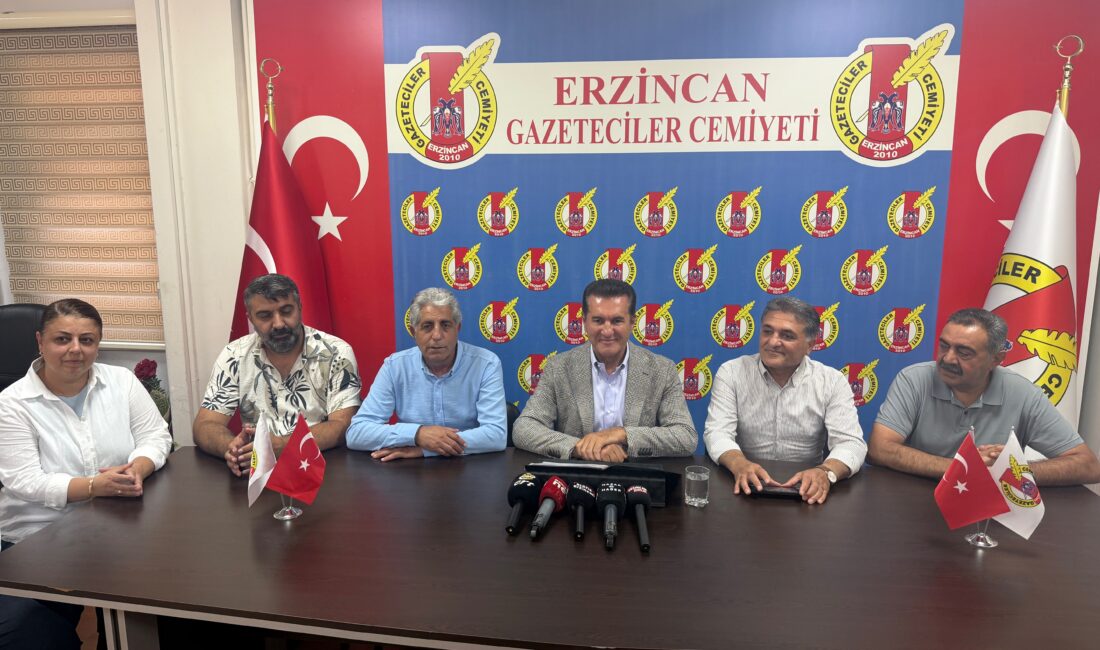 Yeni Parti Erzincan Milletvekili Mustafa Sarıgül, partisinin il teşkilatıyla birlikte