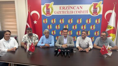 Yeni Parti Erzincan Milletvekili Mustafa Sarıgül, partisinin il teşkilatıyla birlikte