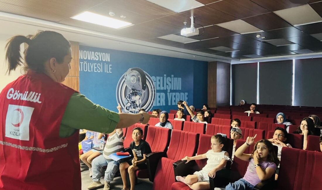 Türk Kızılay Erzincan Şubesi Kadın Birimi, gençlerde sosyal sorumluluk bilincini