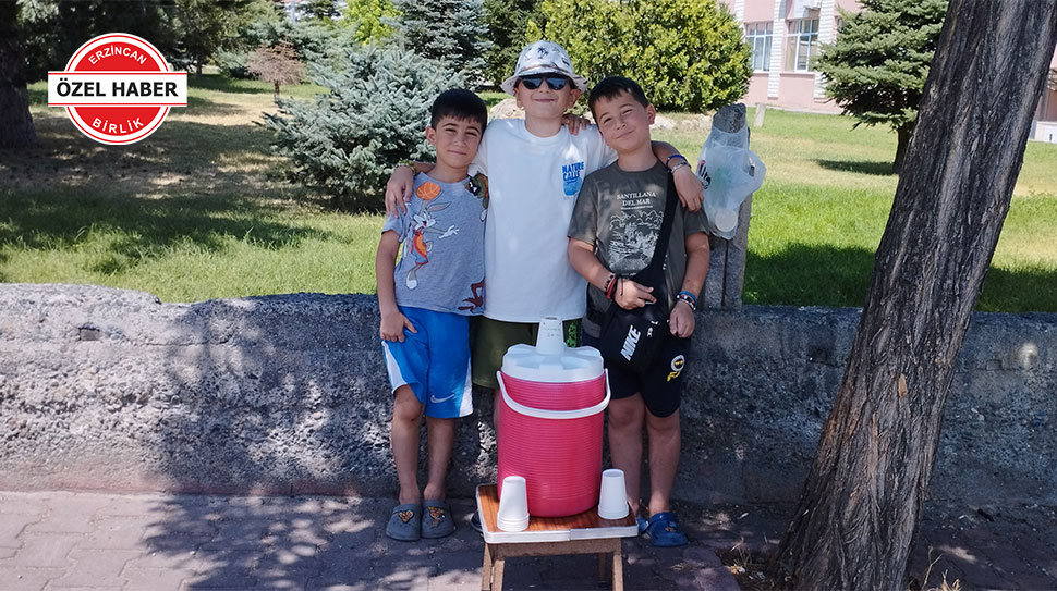 Yaz sıcaklarının etkisini iyiden iyiye hissettirdiği Erzincan’ın Osmanlı Mahallesi’nde, hem