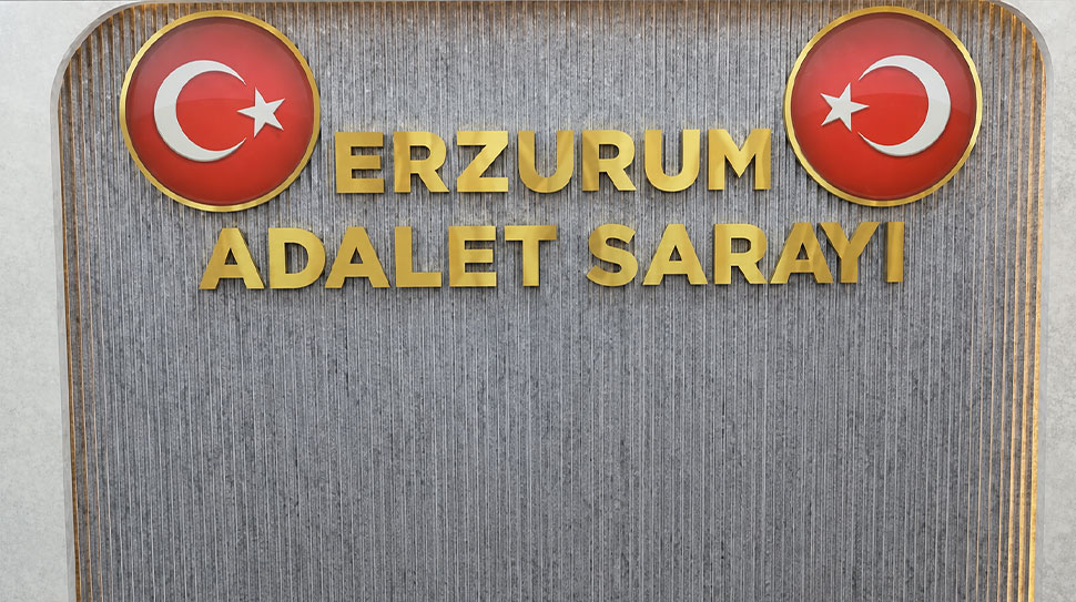 Yatsı namazı sırasında saflar arasında dolaşan kediye tekme atan ve