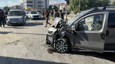 Erzincan’da iki hafif ticari aracın çarpışması sonucu 3 kişi yaralandı.