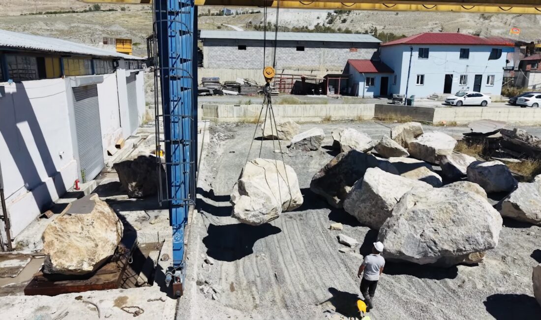 Erzincan Belediyesi, Üzümlü Karatepe’den çıkarılan andezit taşlarını Ekşisu’daki fabrikasında işleyerek
