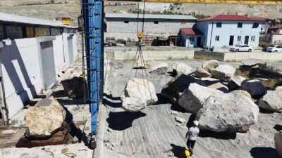 Erzincan Belediyesi, Üzümlü Karatepe’den çıkarılan andezit taşlarını Ekşisu’daki fabrikasında işleyerek