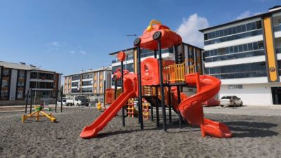 Erzincan Belediyesi, çocukların güvenle oynayabileceği modern park alanları ve yeni