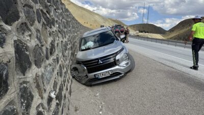Erzincan-Sivas kara yolunda kontrolden çıkan yabancı plakalı bir SUV aracın