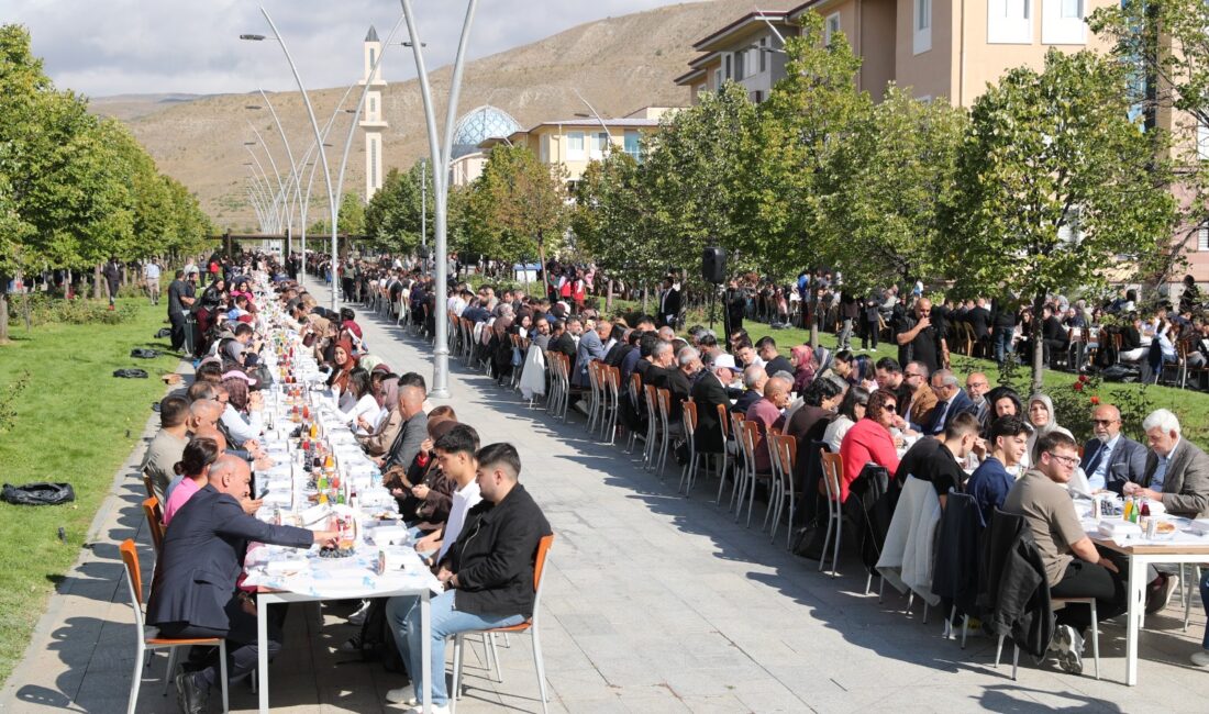 Erzincan Binali Yıldırım Üniversitesi’nde (EBYÜ) düzenlenen “Hoş Geldiniz Kahvaltısı”nda binlerce