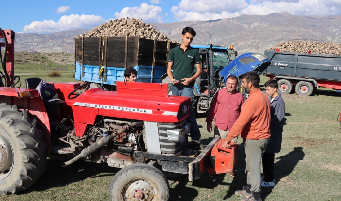 Erzincan’da meslek lisesi öğrencileri, çiftçilerin traktörlerini tarlalarda yerinde kontrol ederek