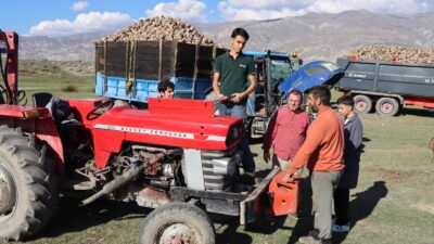 Erzincan’da meslek lisesi öğrencileri, çiftçilerin traktörlerini tarlalarda yerinde kontrol ederek