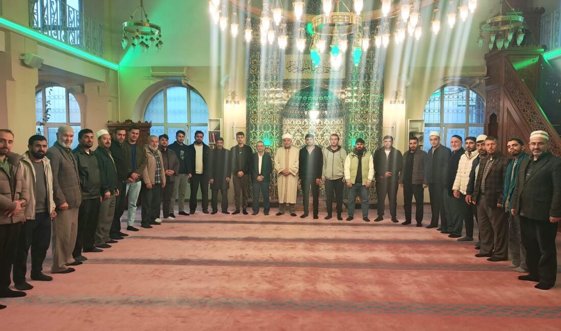 Erzincan’da Ulu Cami’de düzenlenen sabah namazı buluşmasında üniversite öğrencileri ve