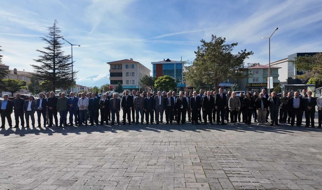 Erzincan’da 19 Ekim Muhtarlar Günü dolayısıyla düzenlenen törende köy ve
