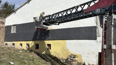 Erzincan’da cami müştemilatında bulunan yapıların ağır kış şartlarından korunması ve