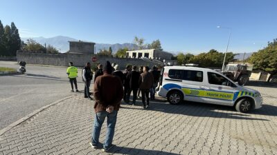 Erzincan’da otomobil ile motosikletin çarpışması sonucu 1 kişi yaralandı. Gazi