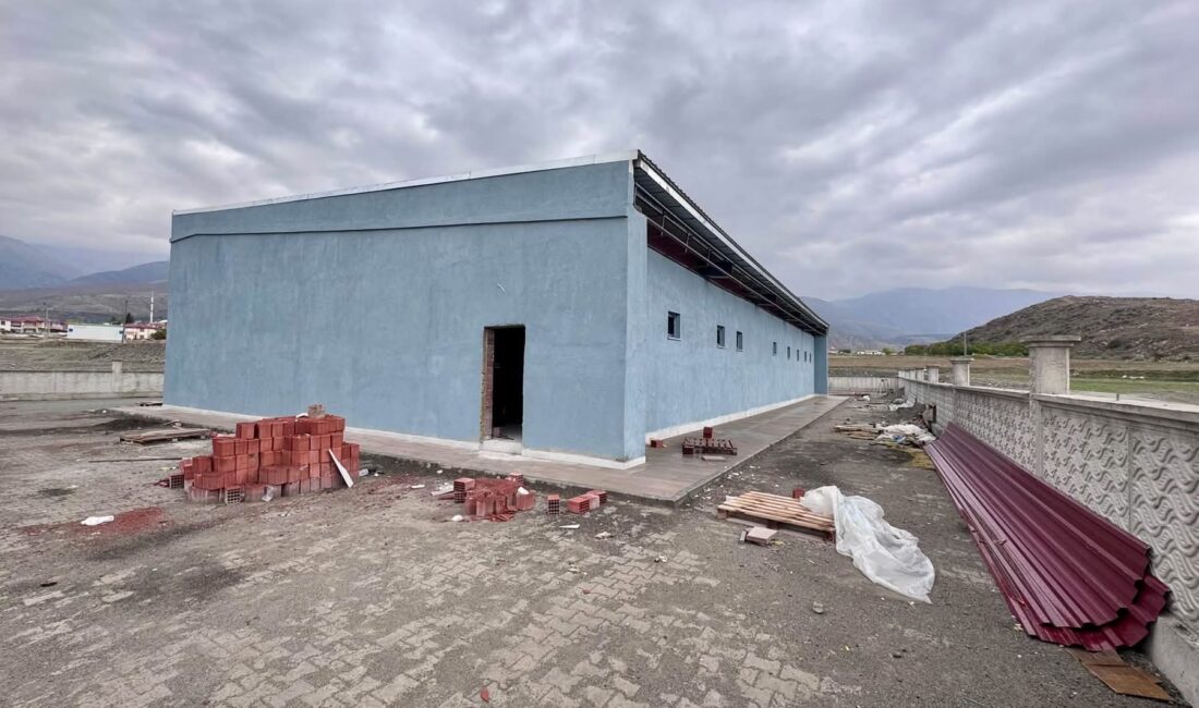 Erzincan’ın Üzümlü ilçesinde yapımı devam eden güreş salonunun, gençlerin güreş