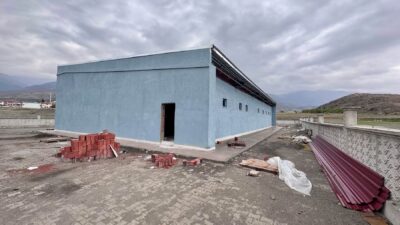 Erzincan’ın Üzümlü ilçesinde yapımı devam eden güreş salonunun, gençlerin güreş