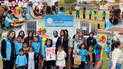 Erzincan’da üniversiteli gençler, köy okullarında eğitim gören çocuklara unutulmaz bir