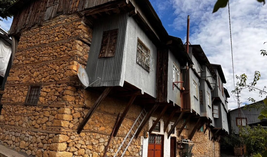 Kemaliye’nin tarihi köylerinden Apçağa, 200-300 yıllık Osmanlı dönemine ait ahşap
