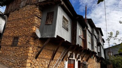 Kemaliye’nin tarihi köylerinden Apçağa, 200-300 yıllık Osmanlı dönemine ait ahşap