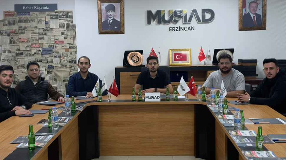 Genç MÜSİAD Erzincan Şubesi üyeleri, düzenlenen akşam hasbihal toplantısında bir