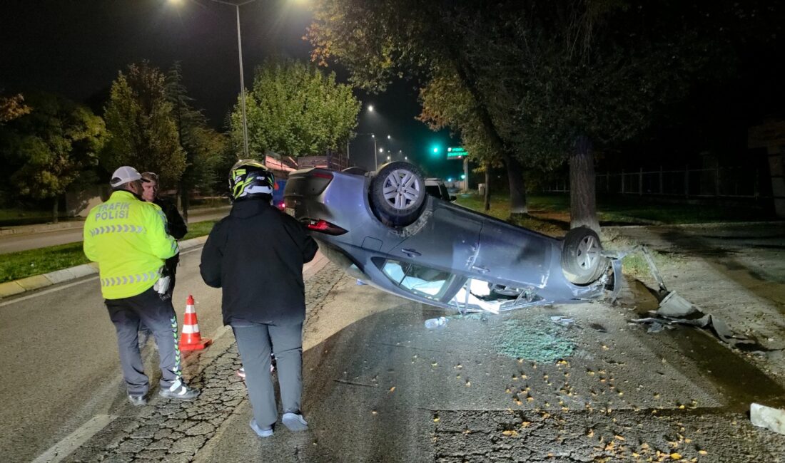 Erzincan’da aynı yönde seyreden hafif ticari araç ile otomobilin çarpışması