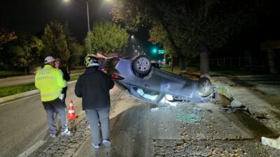 Erzincan’da aynı yönde seyreden hafif ticari araç ile otomobilin çarpışması