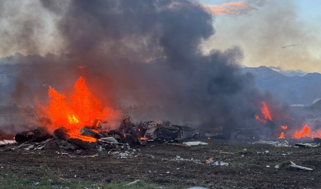 Erzincan-Köprübaşı Mahallesi karayolu kenarına yakın boş arazide bulunan plastik, demir