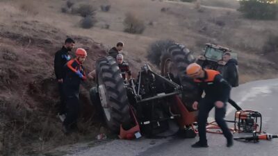 Erzincan’ın Kemah ilçesinde virajda kontrolden çıkarak devrilen traktörün altında kalan